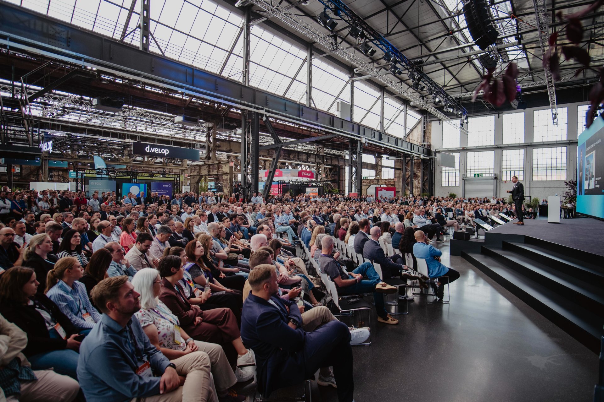 dvelop-summit-communityday_mainstage-vortrag-halle