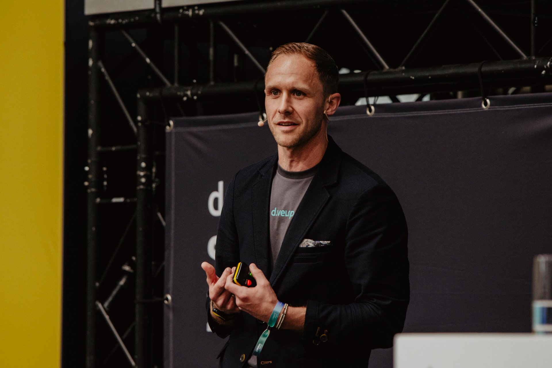 dvelop-summit-communityday_speaker-dvelop-shirt-gelb