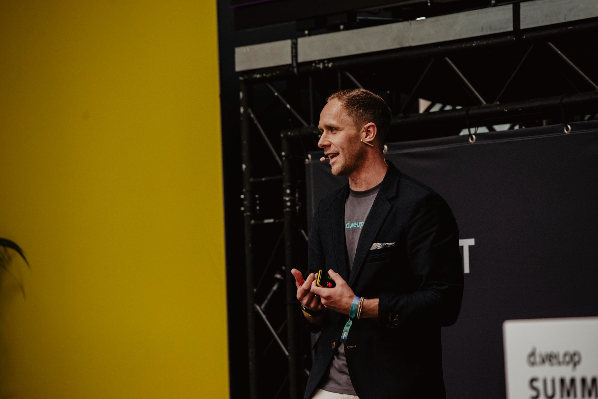 dvelop-summit-communityday_speaker-dvelop-shirt-profil
